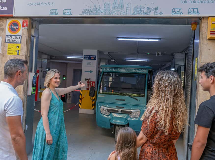 1,5-Hour Barcelona City & Beach Private Tuk-Tuk Tour - Plaça de Catalunya and the city’s central crossroads