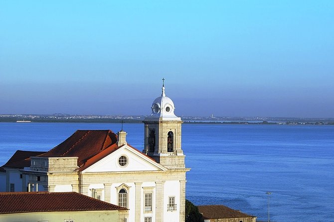 1 hour in Tuk Tuk to access the famous viewpoints of Lisbon - São Pedro de Alcântara Above the Old Town
