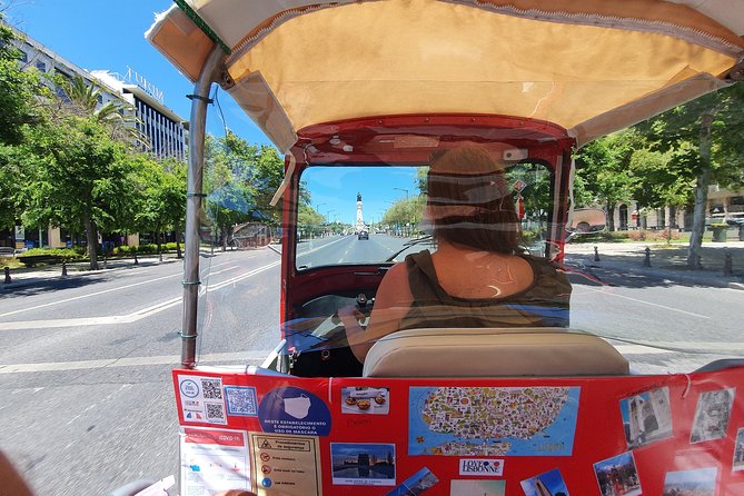 1 hour in Tuk Tuk to access the famous viewpoints of Lisbon - A Guide Who Adds More Than Directions