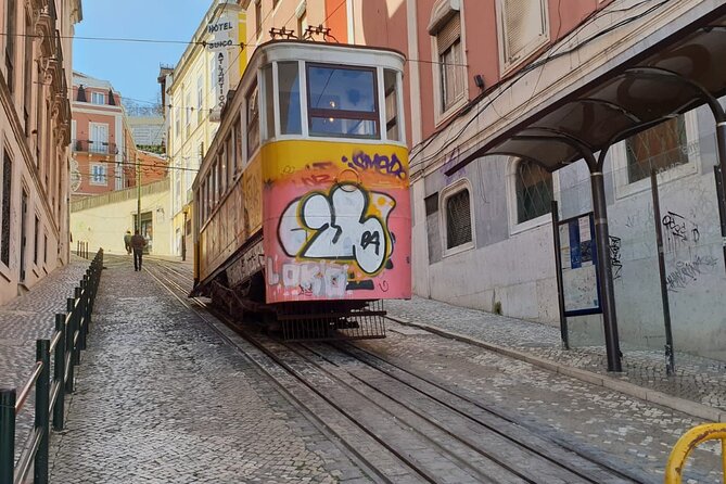 1-hour private eco tuk-tuk tour for up to 6 people through Lisbon - Starting at Sé Cathedral and Largo da Sé