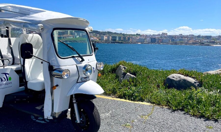 A Coruña: Premium Tuk Tuk tour - María Pita Square and the City Center