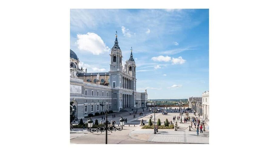 A more complete and fun audio-guided tour with an urban tuk-tuk - Madrid in one hour from an electric tuk-tuk