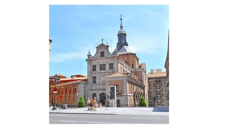 A more complete and fun audio-guided tour with an urban tuk-tuk - From Centro to the Temple of Debod