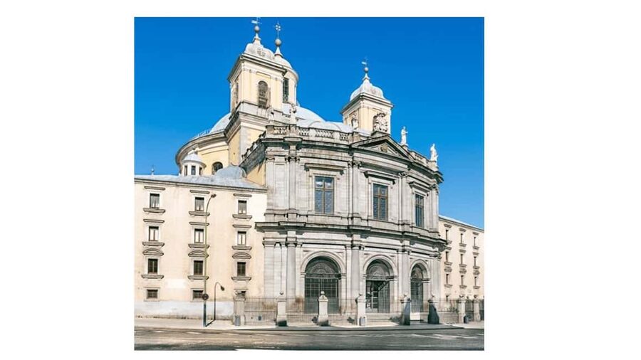 A more complete and fun audio-guided tour with an urban tuk-tuk - Jerónimos, Salamanca, and Puerta de Alcalá