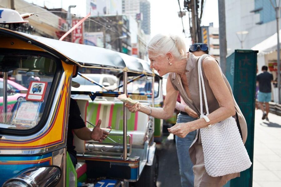 Agra: Skip The Line Taj Mahal Tour With Optional Tuk Tuk - Meeting your guide at Hotel Amar