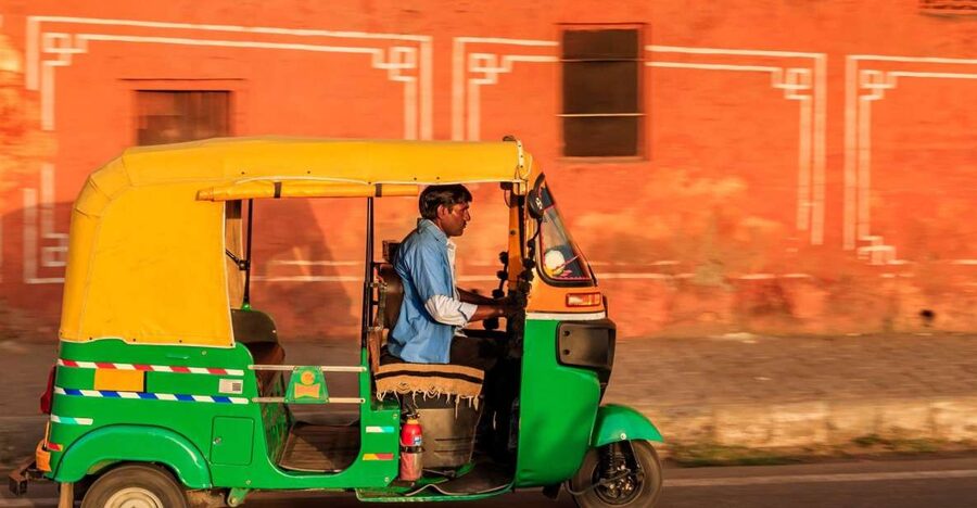 Agra: Skip The Line Taj Mahal Tour With Optional Tuk Tuk - Entering the Taj Mahal without the usual wait