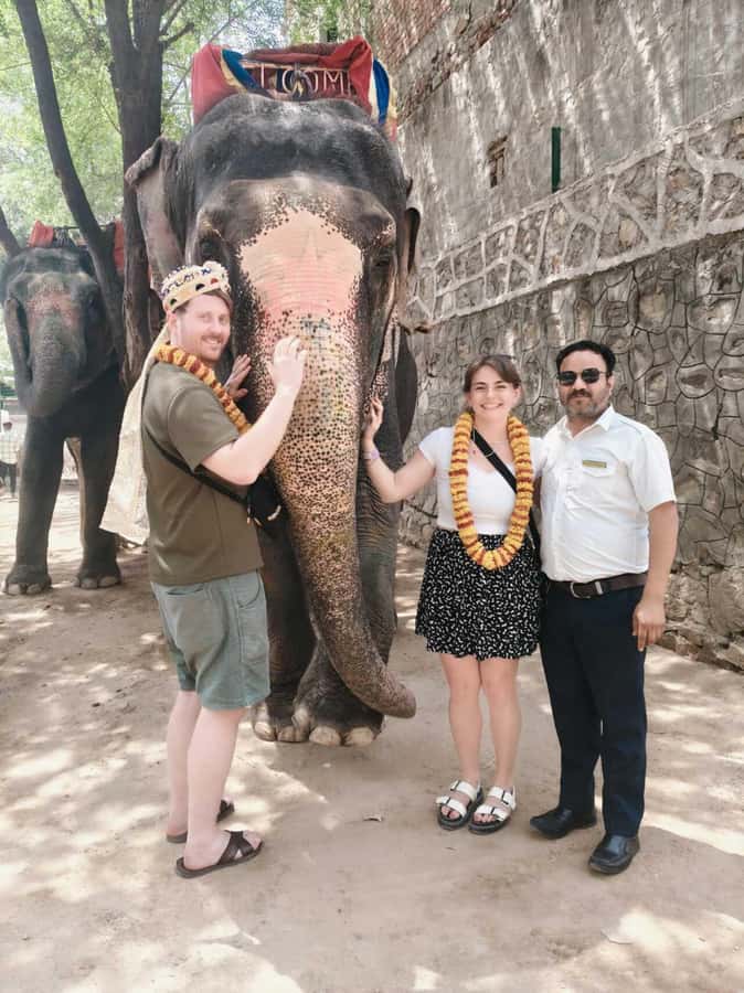 Agra: Taj Mahal Guided Tour with Tuk-Tuk - Local food, masala chai, and art stops