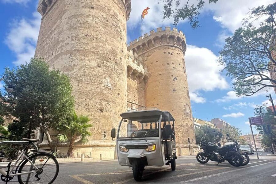 Alicante: Tuk Tuk Tour - Plaza de España, Luceros, and the Mediterranean Finish