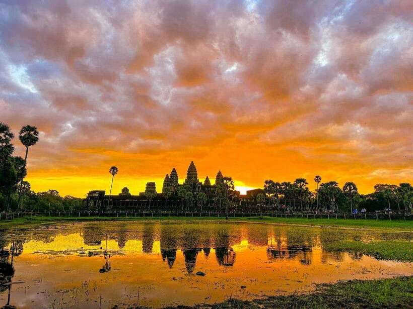 Angkor Wat 1 Day with Sunrise Combined tour with (Tuk Tuk) - Banteay Kdei and the ride back