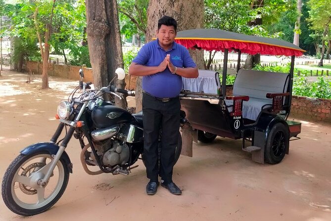 Apsara Dance Show with Dinner by Tuk-Tuk Roundtrip Transfer - The curved stone stage and tropical setting