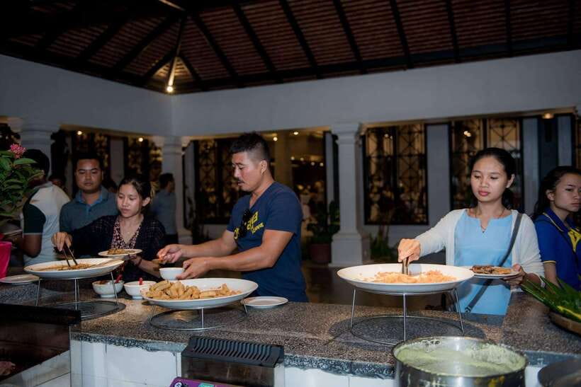 Apsara Traditional Dances & Local Buffet with Tuk-Tuk Ride - A spacious dinner venue with a large buffet
