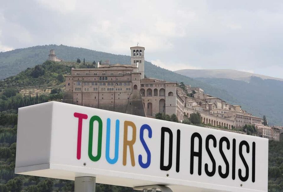 Assisi: Grand Tour Tuk Tuk - Italian driver - Santa Chiara and the first view of Assisi