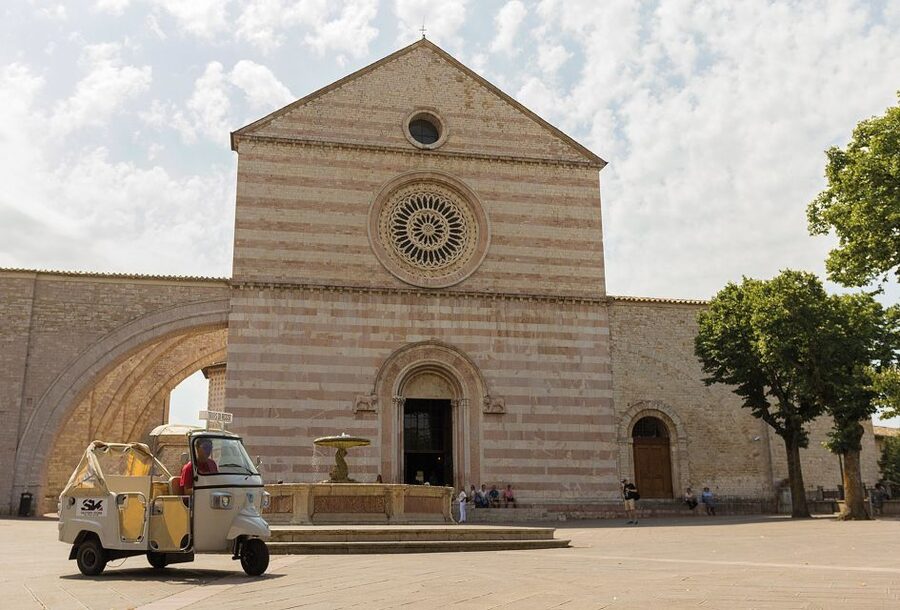 Assisi: Panoramic Tuk Tuk Tour - San Rufino, Piazza Vescovado, and the Franciscan center