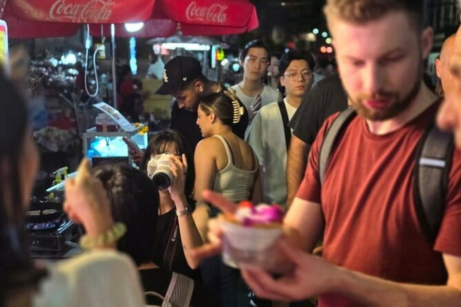 Bangkok: A 4 Hours Tuk Tuk Sightseeing Tour At Iconic Landmarks - Lotus folding at Pak Khlong flower market