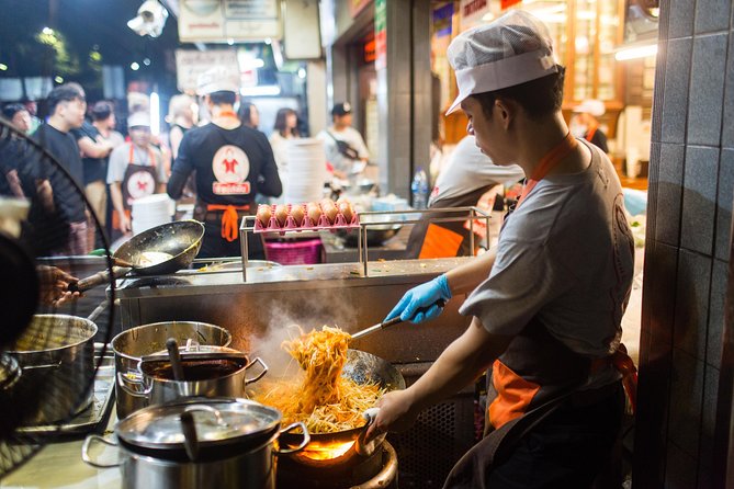 Bangkok by Night: Temples, Markets and Food Tuk-Tuk Tour - Pak Khlong Talat after dark