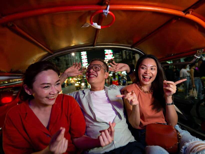 Bangkok: Evening Tour with Wat Arun, Wat Pho & Tuk Tuk Ride - Meeting at Tha Tian Pier and walking Maha Rat Road