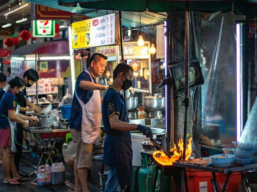 Bangkok: Evening Tour with Wat Arun, Wat Pho & Tuk Tuk Ride - Chinatown, Yaowarat Road, and the final free time