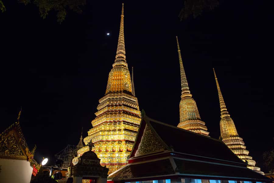 Bangkok: Markets, Temples and Food Night Tour by Tuk Tuk - The food: snacks, pad Thai, and Chinatown dessert