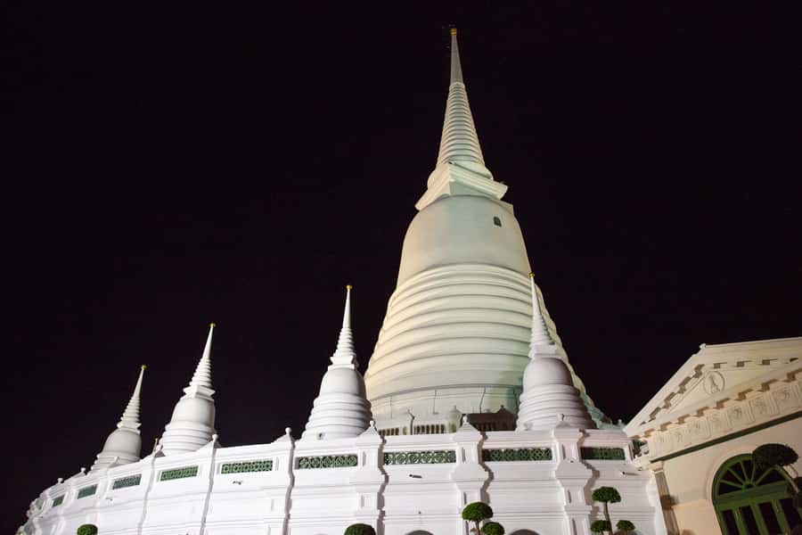 Bangkok: Markets, Temples and Food Night Tour by Tuk Tuk - Guides, drivers, and group size