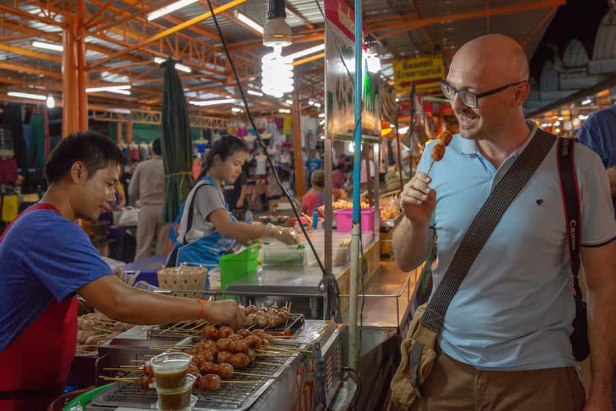 Bangkok: Markets, Temples and Food Night Tour by Tuk Tuk - Wat Prayoon and the temple grounds after dark