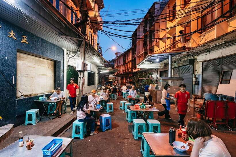 Bangkok: Michelin Guide Street Food Tour by Tuk Tuk - The guides make the difference