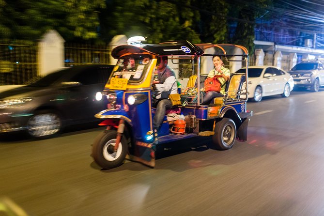 Bangkok Midnight Food Tuk Tuk Tour - First stop: stir-fried noodles with chicken in Pom Prap