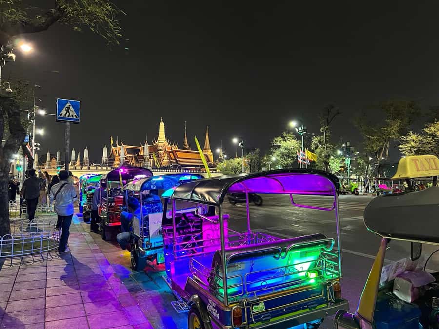 Bangkok Night Tour: Food, Temple & Tuk-Tuk - A local temple after sunset