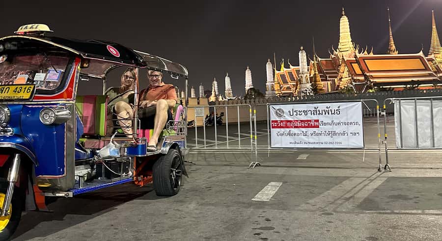 Bangkok Night Tour: Food, Temple & Tuk-Tuk - Pak Khlong Talat, Bangkok’s flower market
