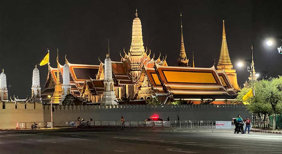 Bangkok Night Tour: Food, Temple & Tuk-Tuk - Dinner at a local restaurant