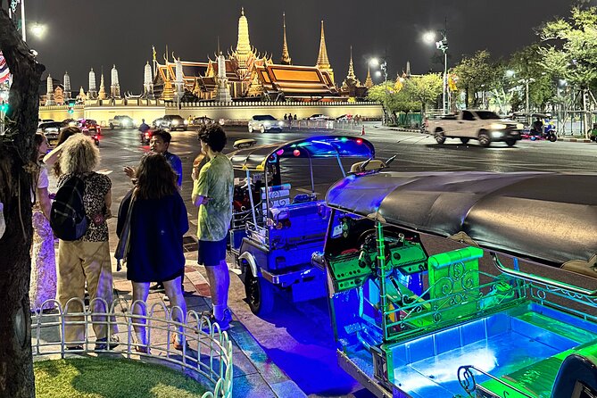 Bangkok Night Tour: Food, Temple & Tuk-Tuk - Meeting at Wong Wian Yai and starting by tuk-tuk