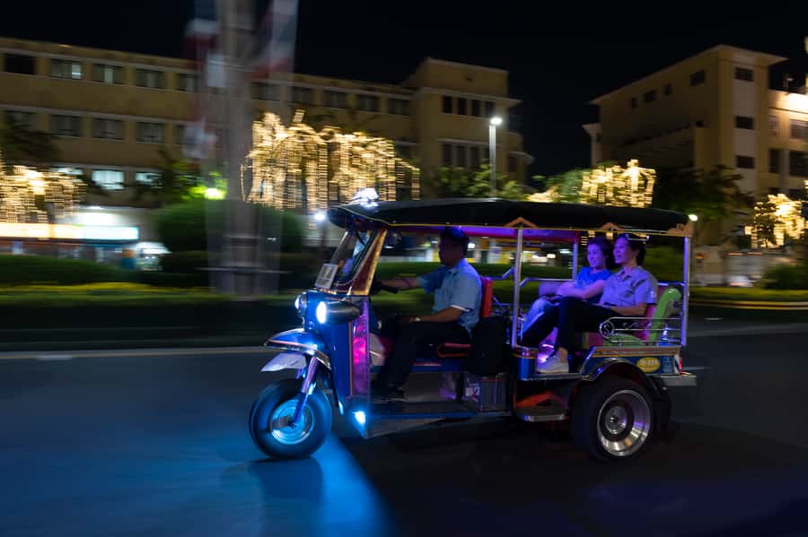 Bangkok Street Food and Night Lights by Tuk Tuk - What the guides add to the experience