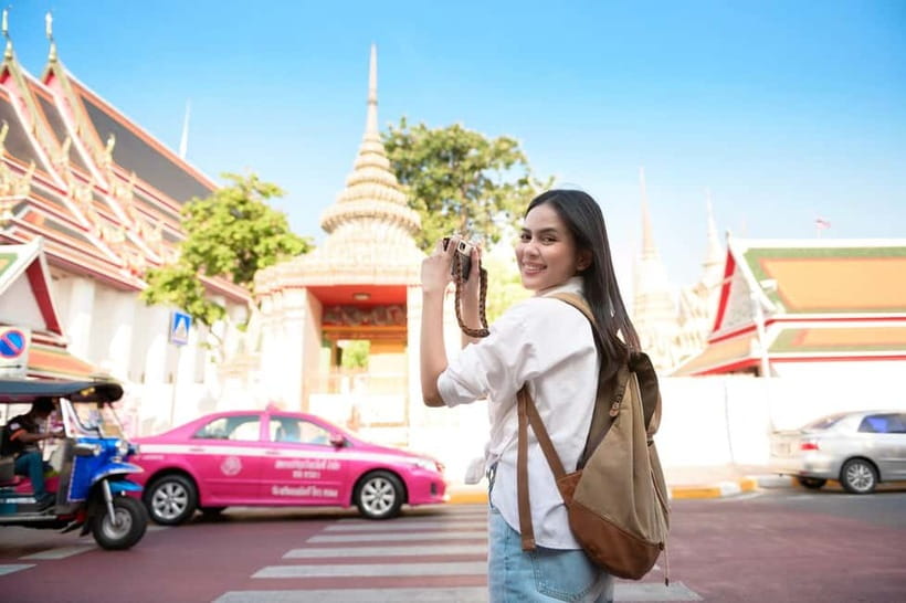 Bangkok Tuk-Tuk City Sightseeing Tour - Folding a lotus flower at the Flower Market