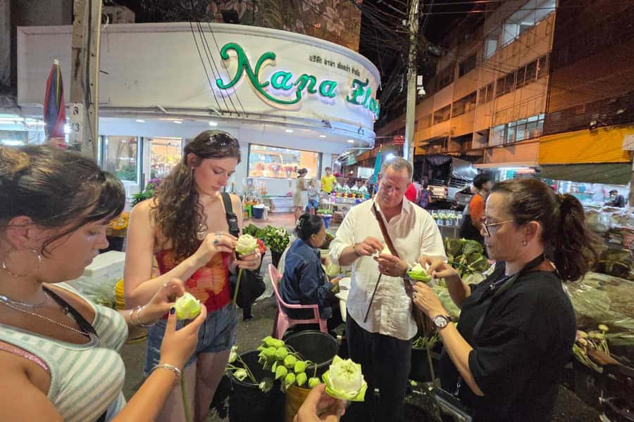 Bangkok Tuk Tuk Night Tour with Chinatown visit - Who should book this tuk tuk night tour?
