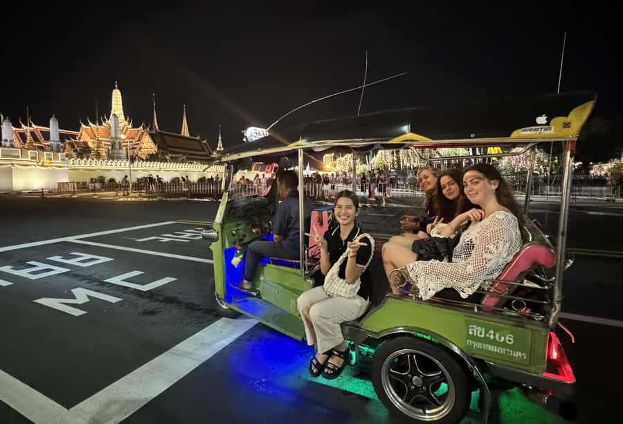 Bangkok: TUK TUK Tour Night Life Private with Hotel Pick Up - A quiet bar and a Wat Arun view