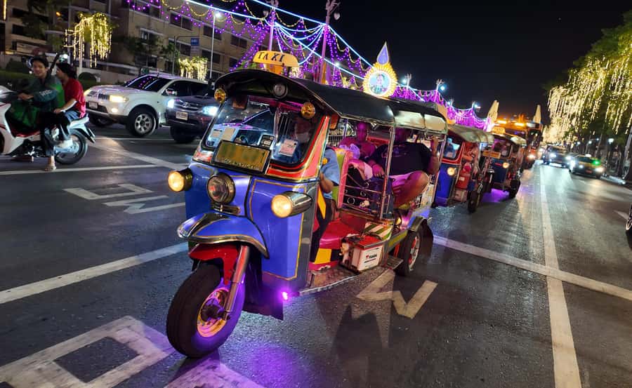 Bangkok: TUK TUK Tour Night Life Private with Hotel Pick Up - Ratchanadda Temple gives the evening a strong start