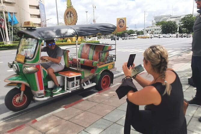 Bangkok TUK TUK Twilight Cultures Market and Food Taste - Bangkok by tuk tuk after the heat fades