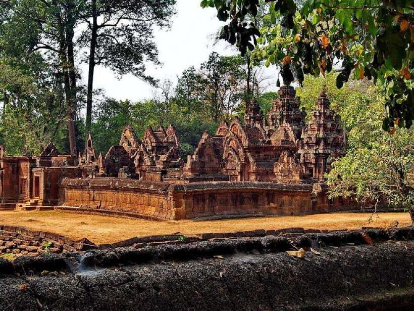 Bantreay Srei , Kbal Spean and Landmine Museum with Tuk Tuk - Banteay Srei and its close-up carvings