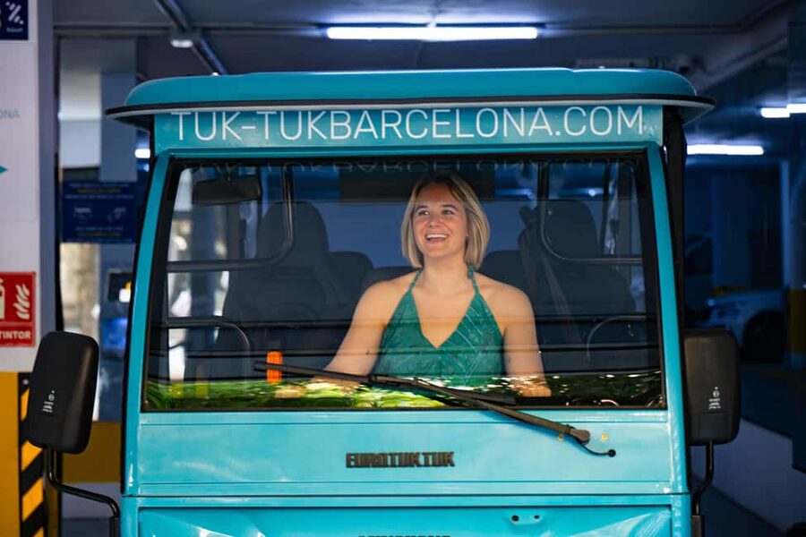 Barcelona: 2h Premium Private Tuk-Tuk Tour - Plaça de Catalunya and Plaça d’Espanya