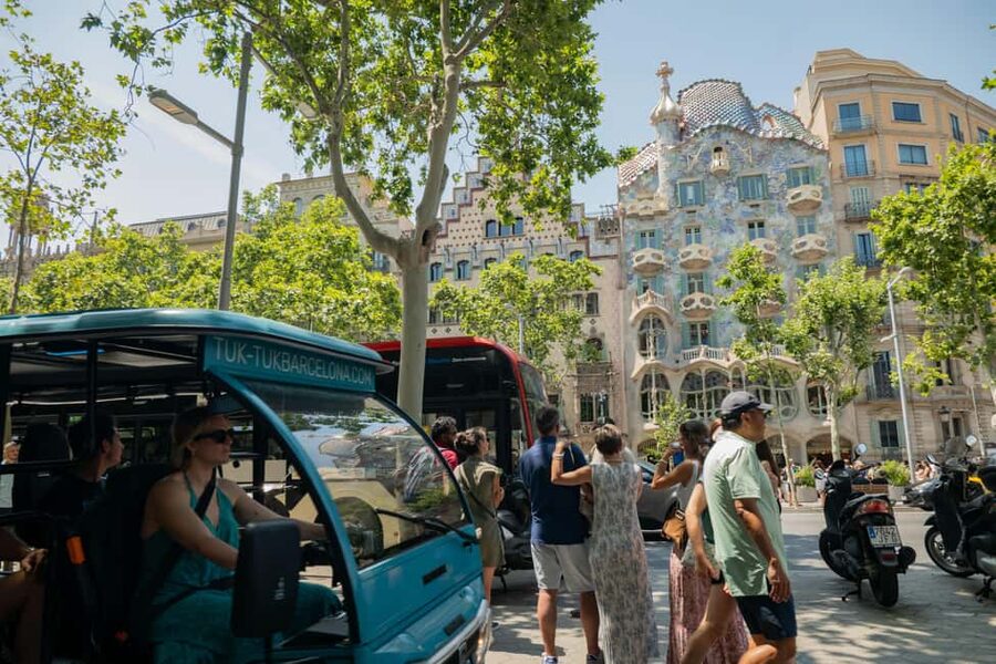 Barcelona: 2h Premium Private Tuk-Tuk Tour - Montjuïc for city views