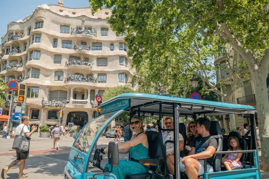 Barcelona: 2h Premium Private Tuk-Tuk Tour - La Monumental and the first look at Gaudí