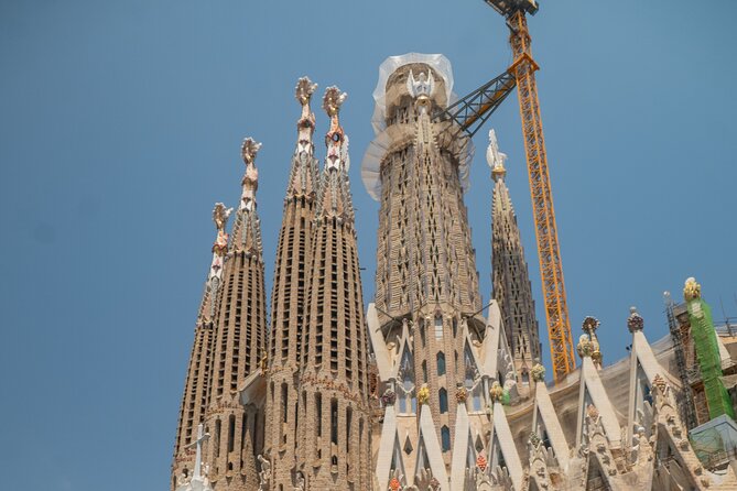 Barcelona: City Highlights Private Tuk-Tuk Tour - Sagrada Família: the essential exterior view