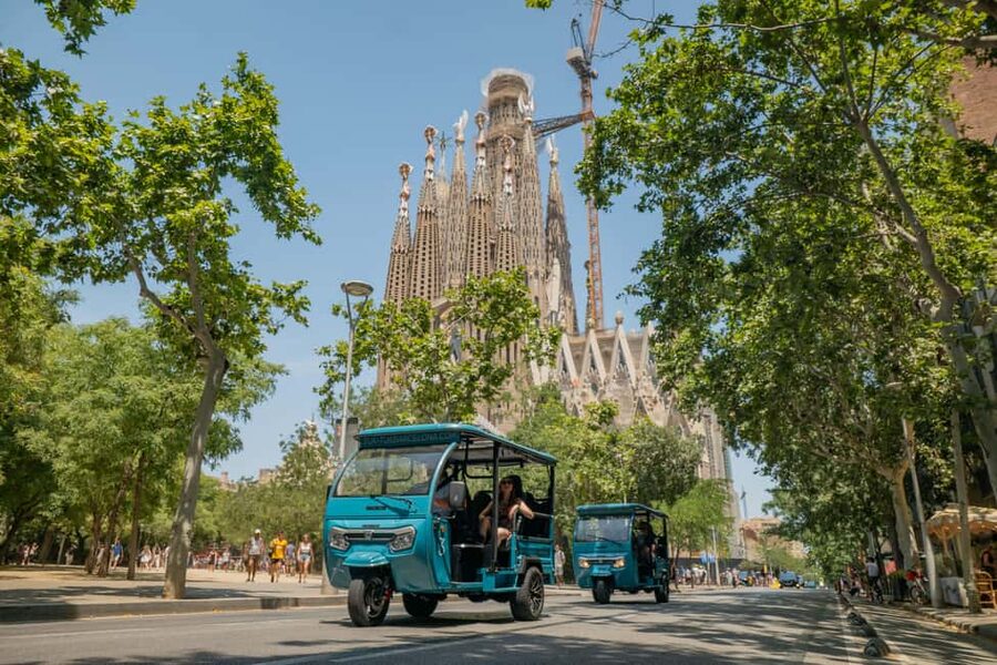 Barcelona: City Highlights Private Tuk-Tuk Tour - Guides who make the difference