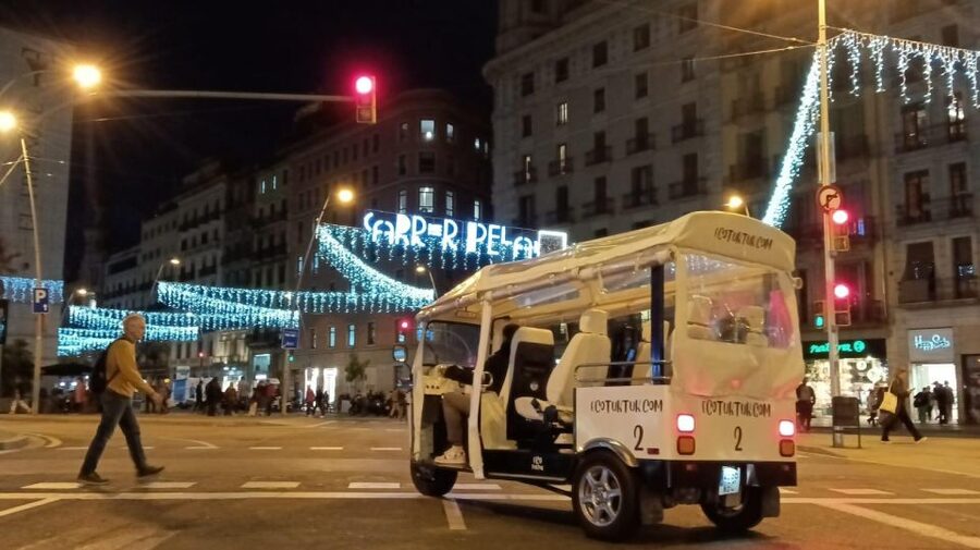 Barcelona: Private Christmas Lights Tour by Eco Tuk Tuk - Why this short Christmas tour works