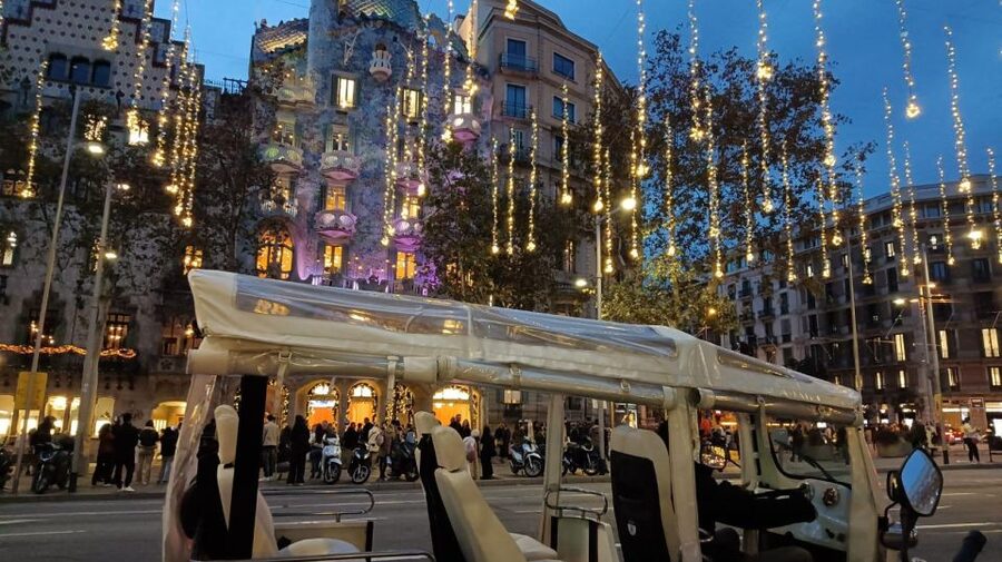 Barcelona: Private Christmas Lights Tour by Eco Tuk Tuk - Passeig de Sant Joan and Arc de Triomf