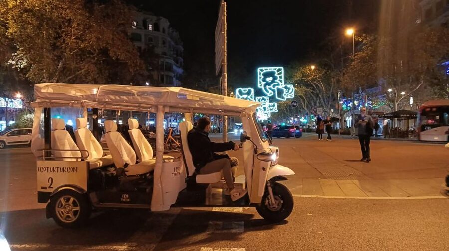 Barcelona: Private Christmas Lights Tour by Eco Tuk Tuk - Ronda de Sant Pere and the route toward Eixample