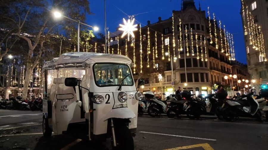 Barcelona: Private Christmas Lights Tour by Eco Tuk Tuk - Passeig de Gràcia and Casa Batlló