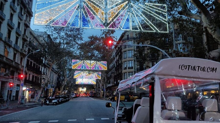 Barcelona: Private Christmas Lights Tour by Eco Tuk Tuk - Casa Milà and Gaudí after dark