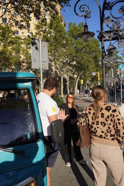 Barcelona: Tour by electric tuk tuk - Key points at a glance