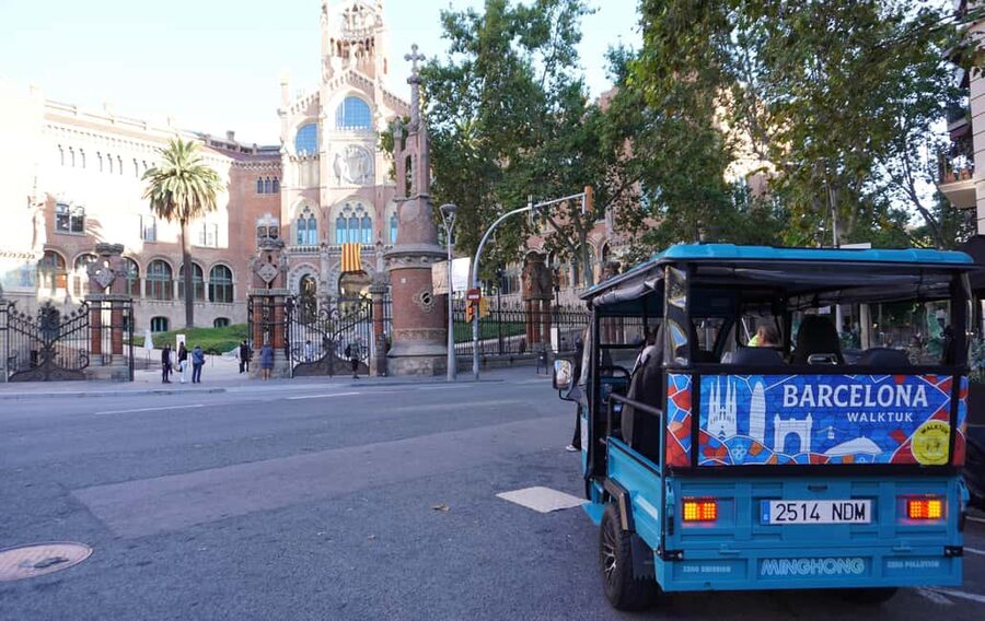 Barcelona: Tour by electric tuk tuk - Arc de Triomf and La Monumental