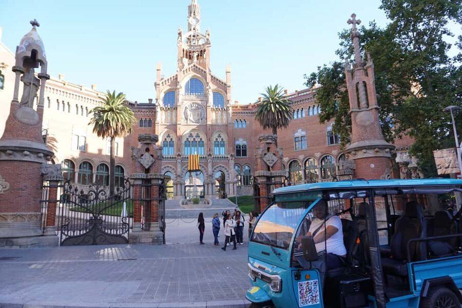 Barcelona: Tour by electric tuk tuk - Casa Milà and Casa Batlló